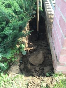 как залить сделать фундамент для откатных ворот копаем яму траншею