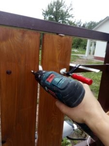 как повесить зашить ворота деревянным штакетником доской самостоятельно